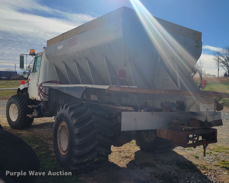 image for item KH9917 2000 International 4900  applicator truck