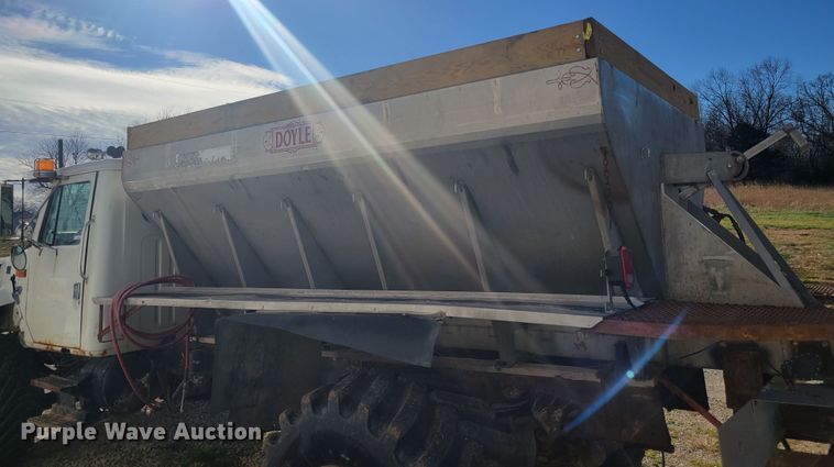 image for item KH9917 2000 International 4900  applicator truck