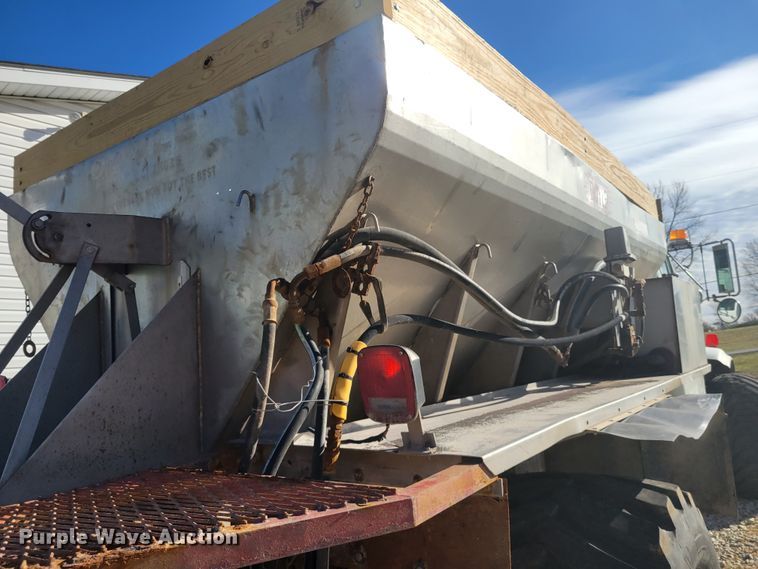 image for item KH9917 2000 International 4900  applicator truck