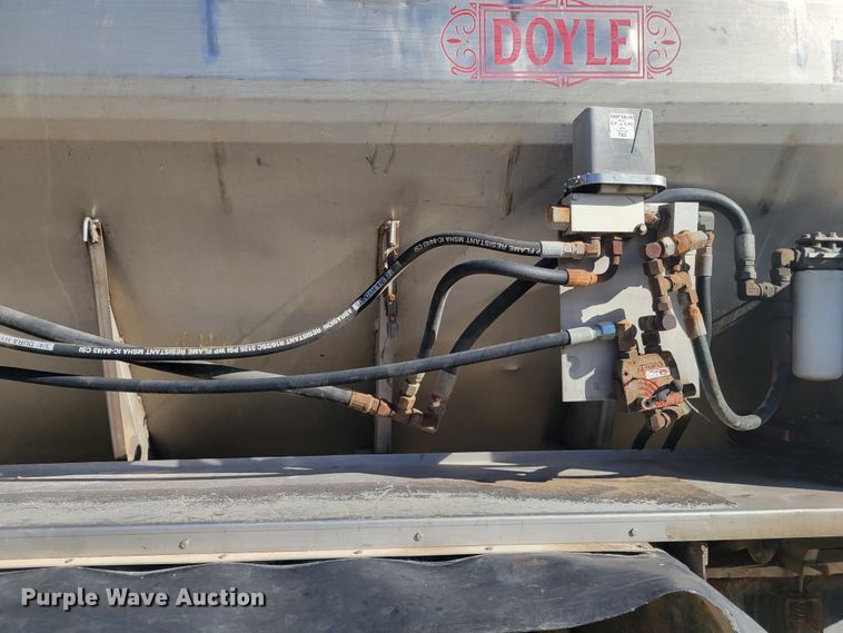 image for item KH9917 2000 International 4900  applicator truck