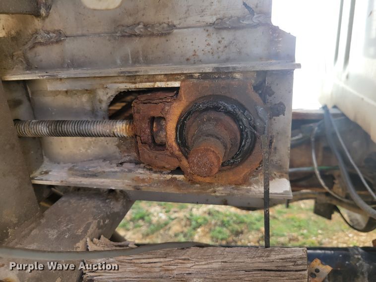 image for item KH9917 2000 International 4900  applicator truck