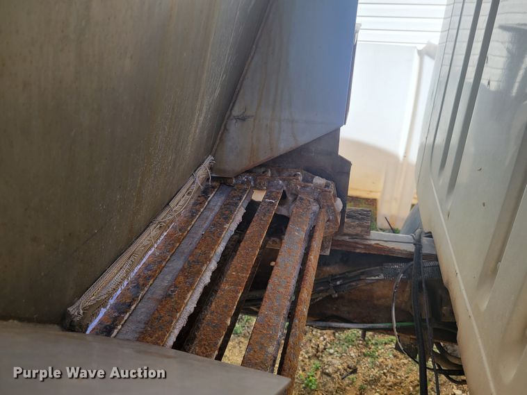 image for item KH9917 2000 International 4900  applicator truck