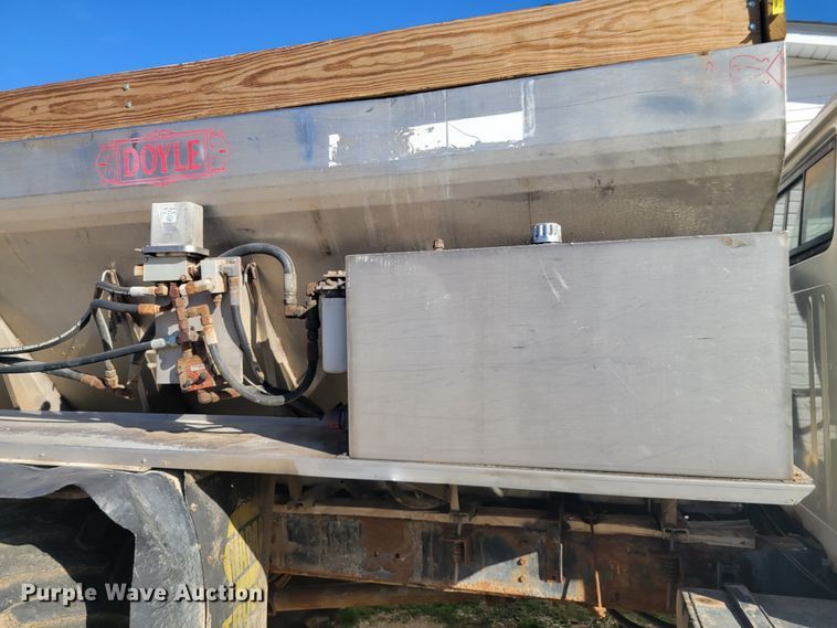 image for item KH9917 2000 International 4900  applicator truck