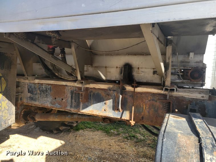 image for item KH9917 2000 International 4900  applicator truck