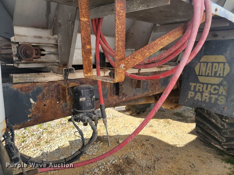 image for item KH9917 2000 International 4900  applicator truck