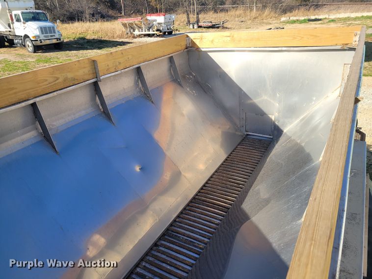 image for item KH9917 2000 International 4900  applicator truck