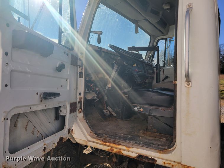 image for item KH9917 2000 International 4900  applicator truck