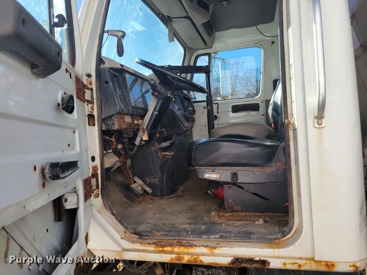 image for item KH9917 2000 International 4900  applicator truck