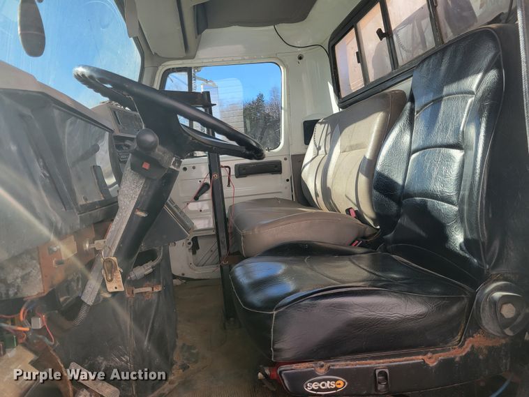 image for item KH9917 2000 International 4900  applicator truck