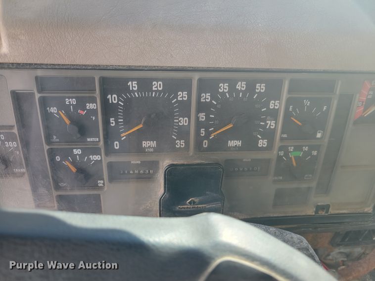 image for item KH9917 2000 International 4900  applicator truck