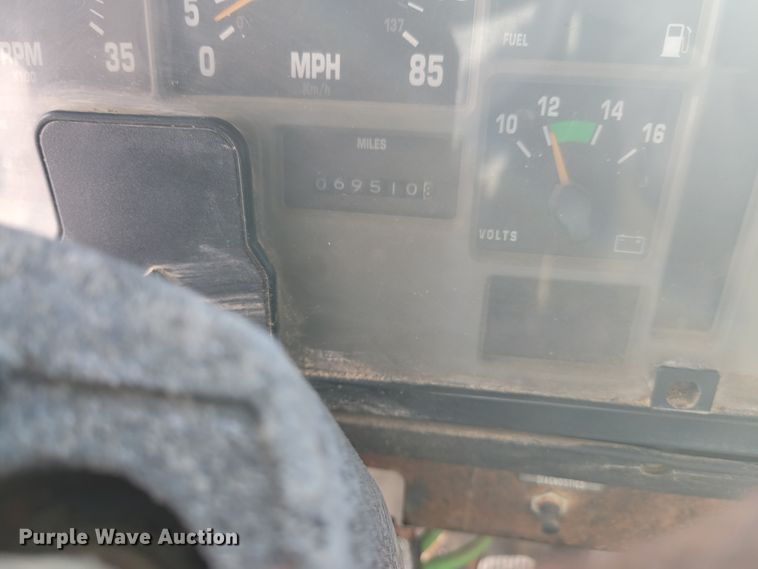 image for item KH9917 2000 International 4900  applicator truck