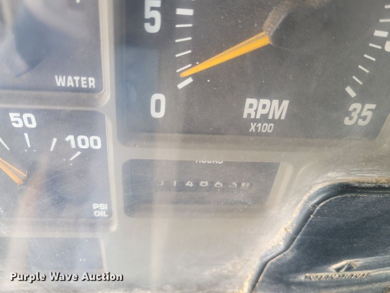 image for item KH9917 2000 International 4900  applicator truck