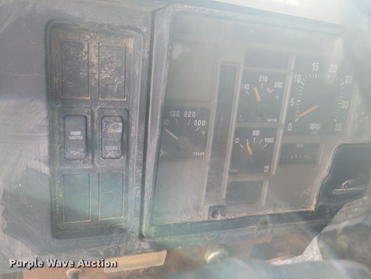 image for item KH9917 2000 International 4900  applicator truck