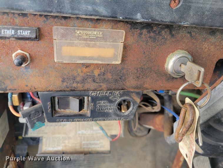 image for item KH9917 2000 International 4900  applicator truck