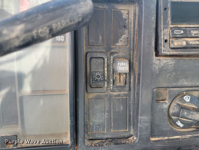 image for item KH9917 2000 International 4900  applicator truck