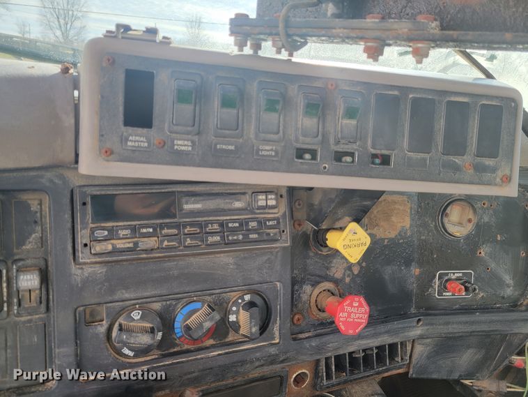 image for item KH9917 2000 International 4900  applicator truck