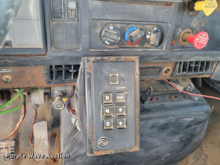 image for item KH9917 2000 International 4900  applicator truck