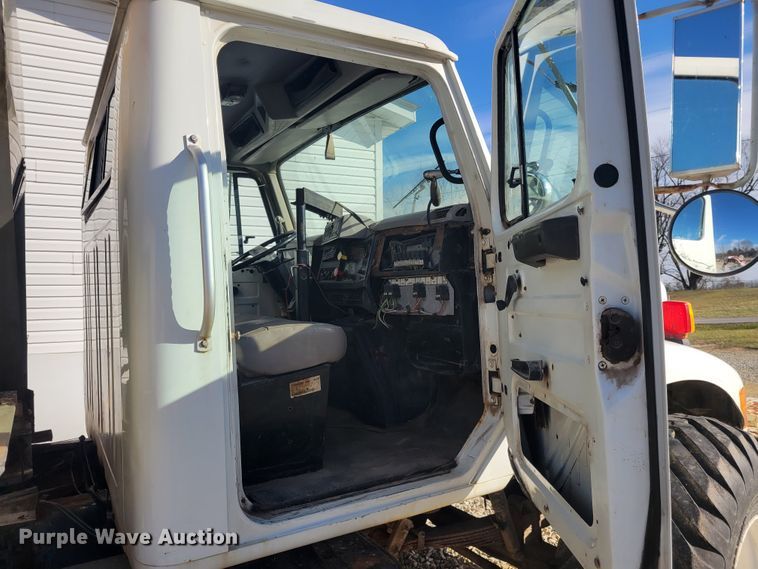 image for item KH9917 2000 International 4900  applicator truck