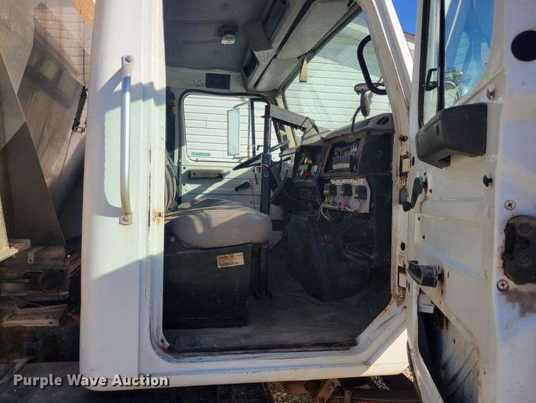 image for item KH9917 2000 International 4900  applicator truck