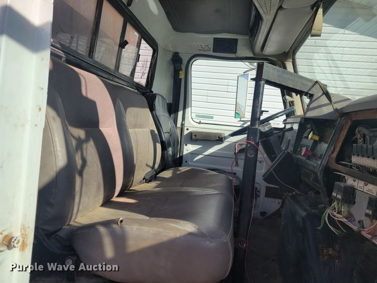 image for item KH9917 2000 International 4900  applicator truck