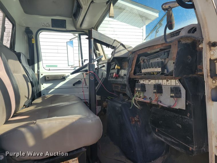 image for item KH9917 2000 International 4900  applicator truck