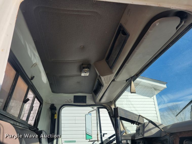 image for item KH9917 2000 International 4900  applicator truck