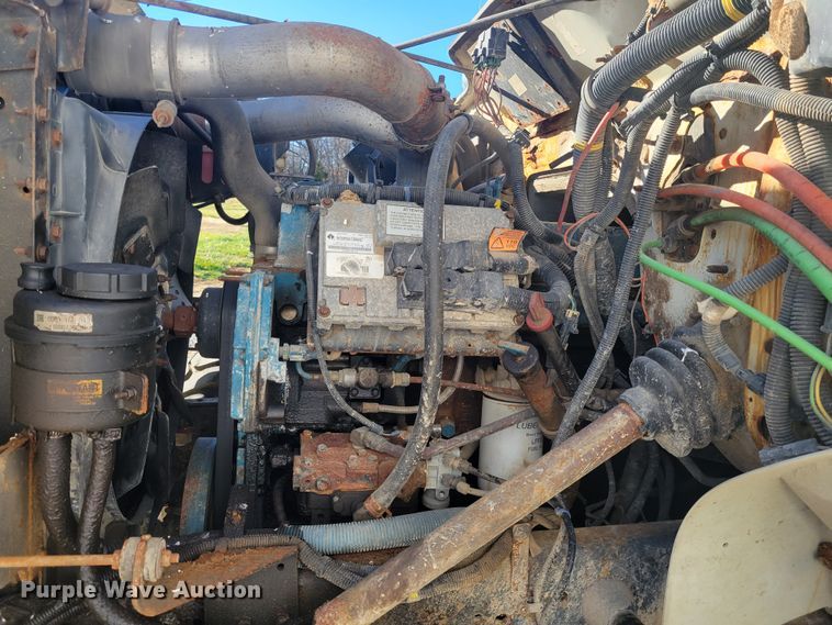 image for item KH9917 2000 International 4900  applicator truck