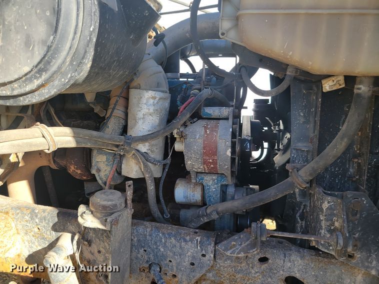 image for item KH9917 2000 International 4900  applicator truck