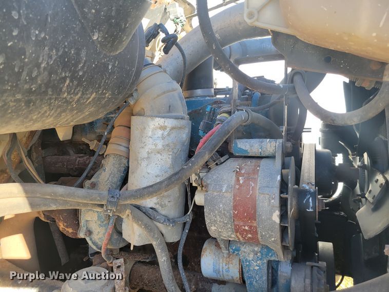 image for item KH9917 2000 International 4900  applicator truck