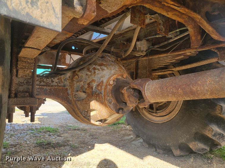 image for item KH9917 2000 International 4900  applicator truck