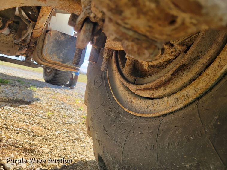 image for item KH9917 2000 International 4900  applicator truck