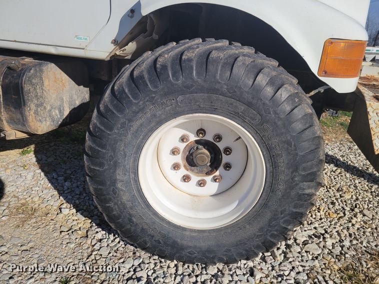 image for item KH9917 2000 International 4900  applicator truck