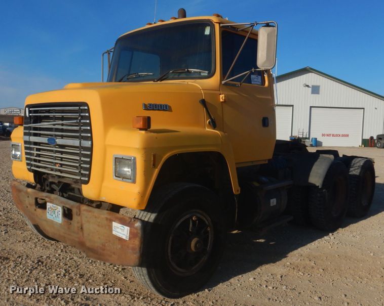 image for item DH8147 1995 Ford L9000  semi truck