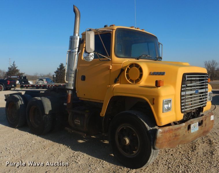 image for item DH8147 1995 Ford L9000  semi truck