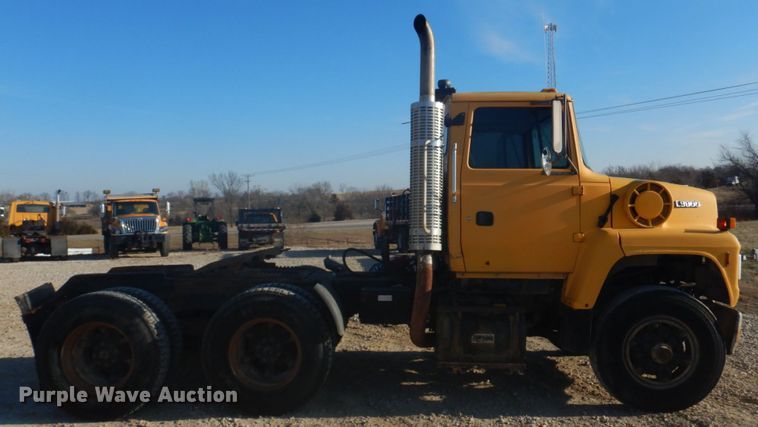 image for item DH8147 1995 Ford L9000  semi truck