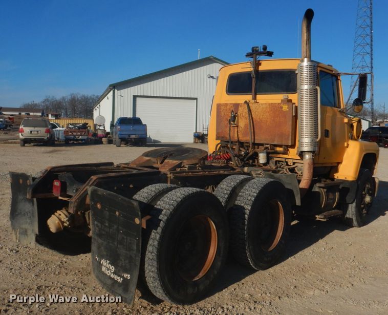 image for item DH8147 1995 Ford L9000  semi truck