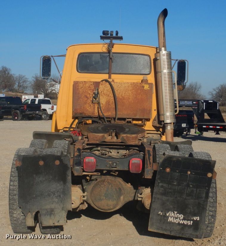 image for item DH8147 1995 Ford L9000  semi truck