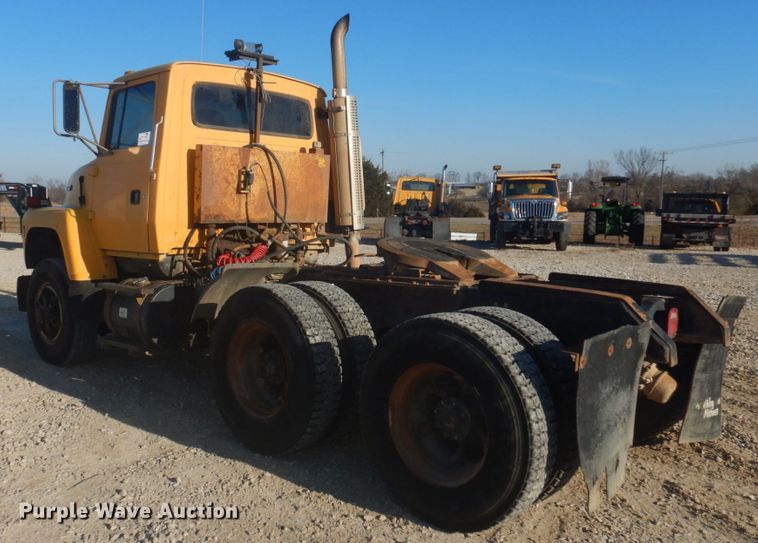 image for item DH8147 1995 Ford L9000  semi truck