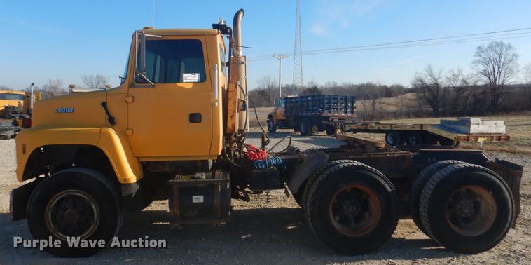 image for item DH8147 1995 Ford L9000  semi truck