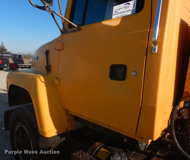 image for item DH8147 1995 Ford L9000  semi truck