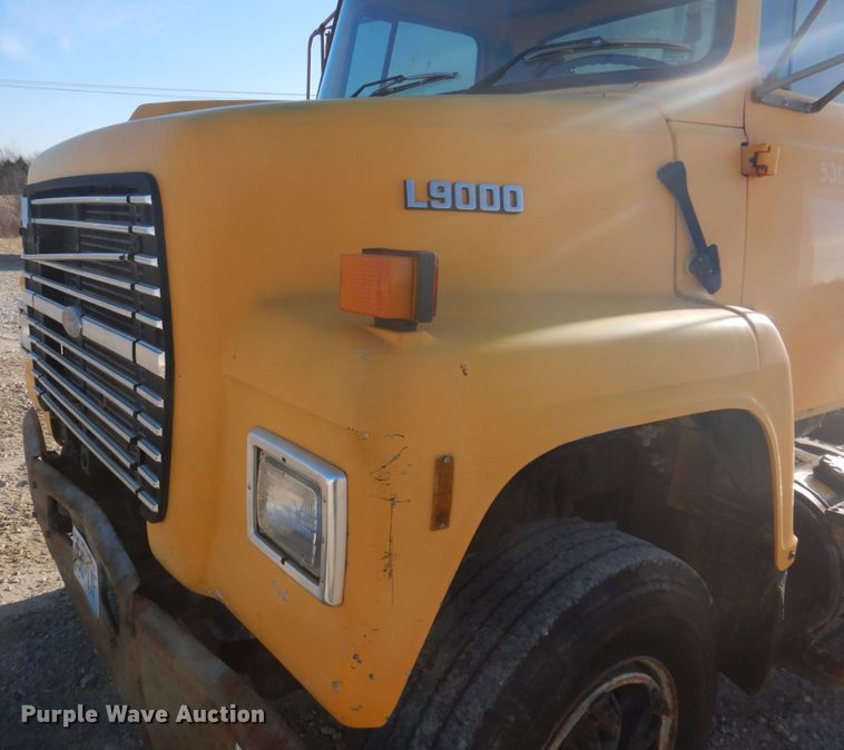 image for item DH8147 1995 Ford L9000  semi truck