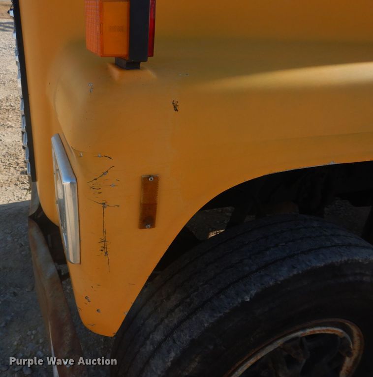 image for item DH8147 1995 Ford L9000  semi truck