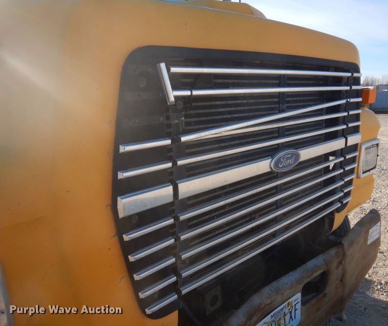 image for item DH8147 1995 Ford L9000  semi truck