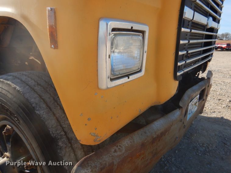 image for item DH8147 1995 Ford L9000  semi truck
