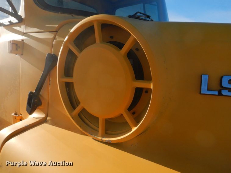 image for item DH8147 1995 Ford L9000  semi truck