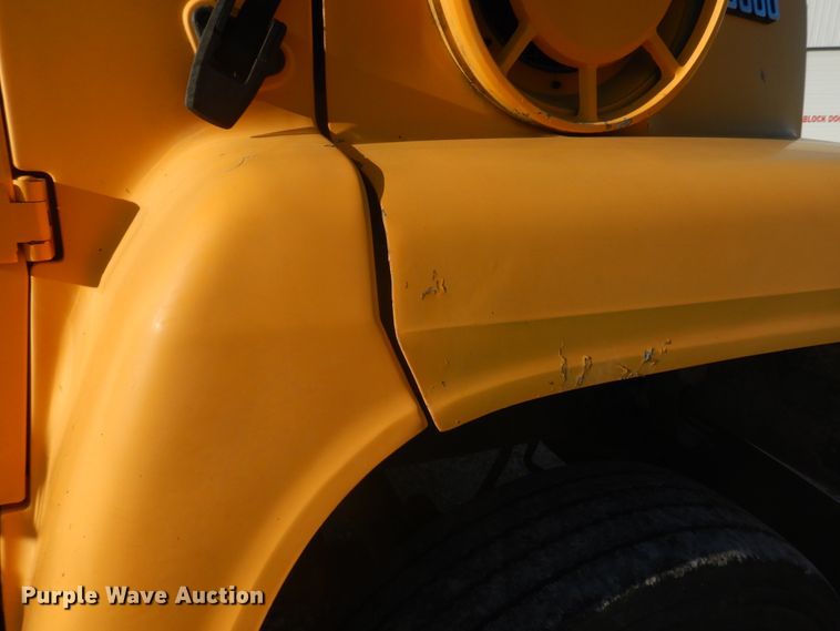 image for item DH8147 1995 Ford L9000  semi truck