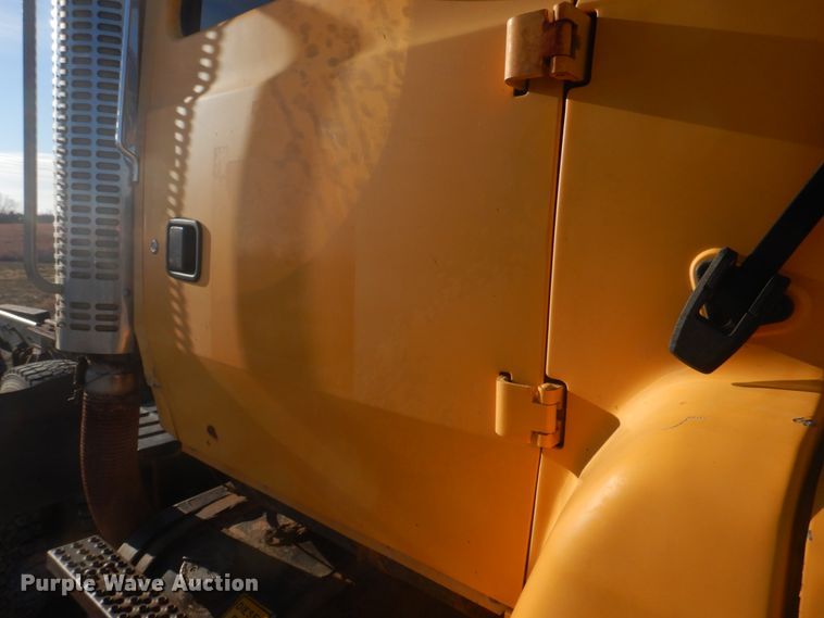 image for item DH8147 1995 Ford L9000  semi truck