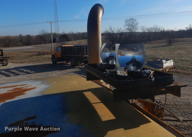 image for item DH8147 1995 Ford L9000  semi truck