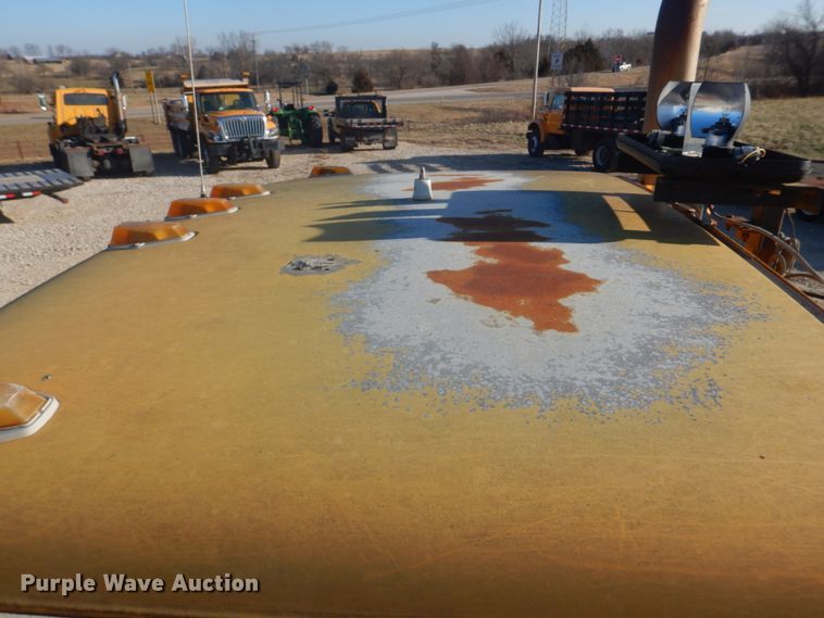 image for item DH8147 1995 Ford L9000  semi truck