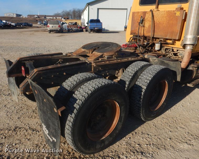 image for item DH8147 1995 Ford L9000  semi truck